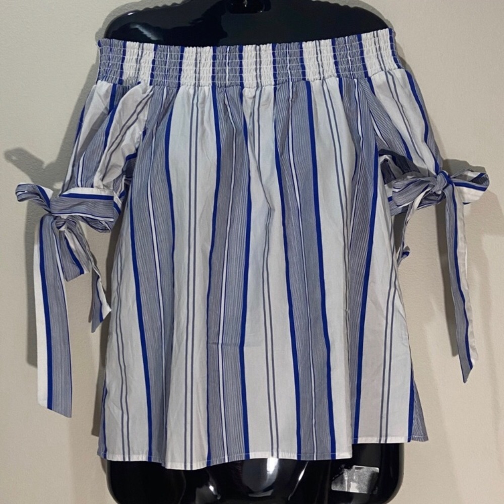 Heart & Hips Off the shoulder Stripes Top. S